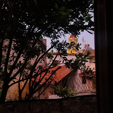 Charming Old Town House & Peaceful Patio Dom wakacyjny *