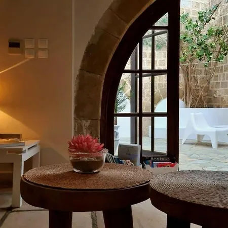 Charming Old Town House & Peaceful Patio *