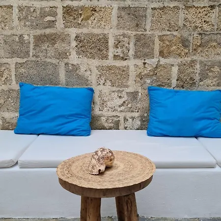 Charming Old Town House & Peaceful Patio * Rhodes City